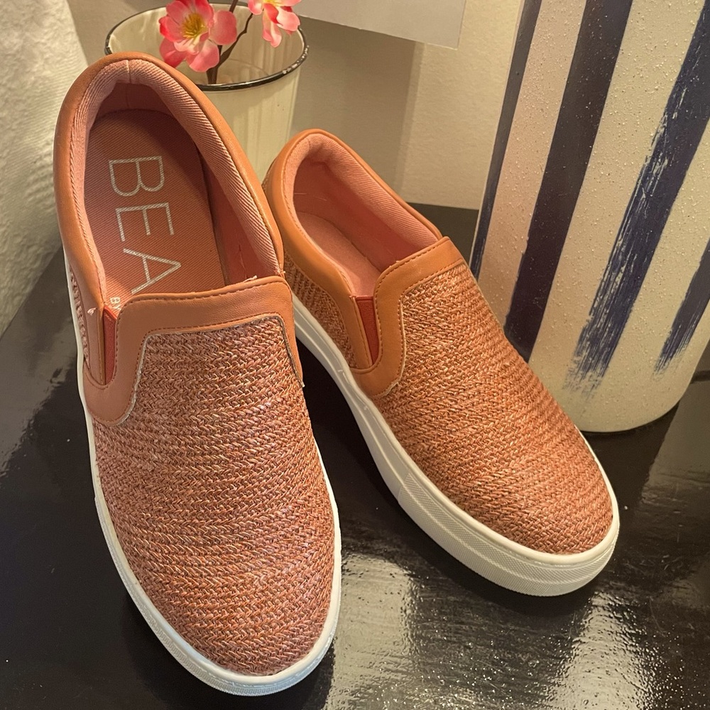 Beach by Matisse Women’s Size 7.5
Light rust color
